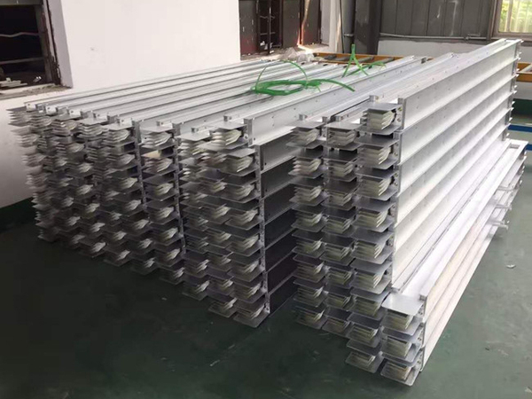 密集型插接母线槽